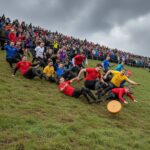 A sajttömb-gurítás és más brit őrületek: Miért imádja a Nyugat a furcsa versenyeket?